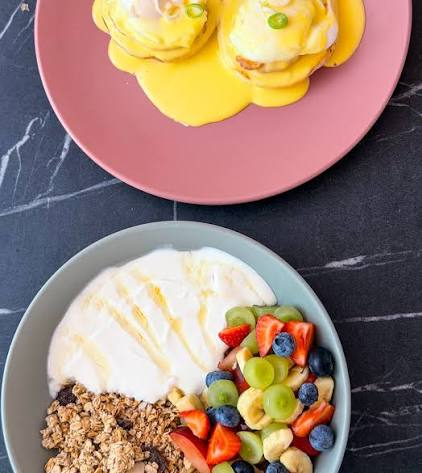 Eggs benedict flatlay